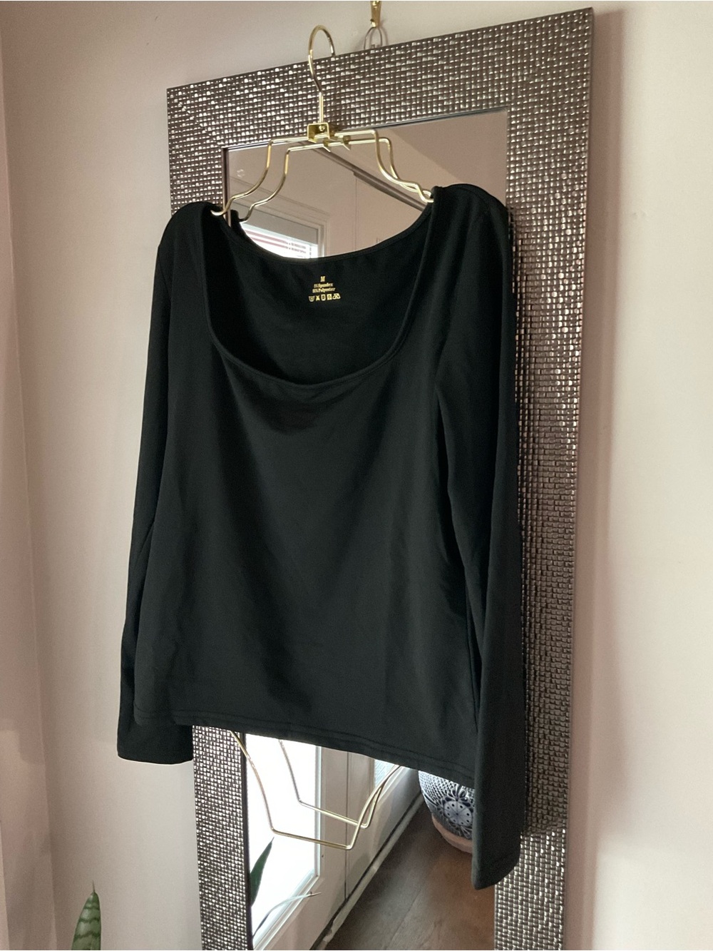 Women's Black Long-Sleeve Scoop Neck Top